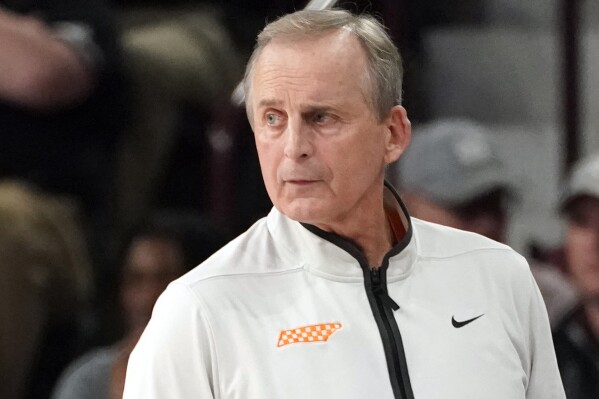 Tennessee extends men's basketball coach Rick Barnes' contract